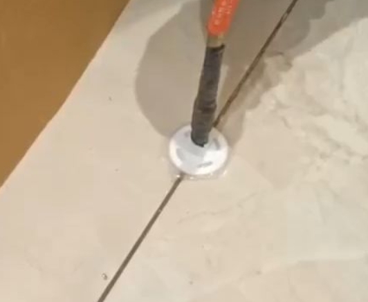 和县瓷砖空鼓维修公司专业解答瓷砖在铺贴过程中，如果没有涂抹均匀到位的粘结材料（如水泥砂浆或瓷砖胶），可能会导致以下问题